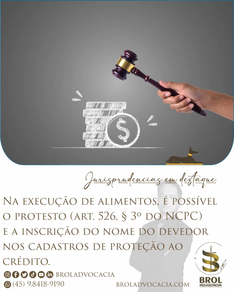 Na execução de alimentos, é possível o protesto (art. 526, § 3º do NCPC) e a inscrição do nome do devedor nos cadastros de proteção ao crédito. Segundo o entendimento do Superior Tribunal de Justiça (STJ), é juridicamente viável que o credor de alimentos solicite o protesto e a inclusão do nome do devedor nos cadastros de proteção ao crédito, como medida executiva para garantir os direitos fundamentais da criança e do adolescente. O Novo Código de Processo Civil (CPC) de 2015 também prevê expressamente essa possibilidade, nos artigos 528, § 1º, e 782, §§ 3º e 4º. No caso específico de uma ação de alimentos em que o devedor não efetuou o pagamento da dívida nem apresentou justificativa para o inadimplemento, é possível que a decisão judicial que fixou os alimentos seja levada a protesto e que o nome do devedor seja incluído nos cadastros de proteção ao crédito, como forma de garantir a efetividade da obrigação alimentar. O protesto e a inscrição do nome do devedor nos cadastros de proteção ao crédito são considerados mecanismos ágeis, céleres e eficazes de cobrança de prestações alimentícias, priorizando os direitos da criança e do adolescente protegidos pela Constituição Federal e pelo Estatuto da Criança e do Adolescente. Essa possibilidade foi reconhecida pelo STJ no julgamento do Recurso Especial (REsp) 1.533.206-MG, em que a 4ª Turma admitiu a inscrição do nome do devedor de alimentos nos cadastros de proteção ao crédito como forma de coerção para garantir o cumprimento da obrigação alimentar. Portanto, diante dessas informações, é possível afirmar que na execução de alimentos é possível o protesto e a inscrição do nome do devedor nos cadastros de proteção ao crédito.